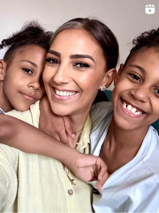 Familles Nombreuses : Rofrane Bambara explique pourquoi elle ne met sa fille “que deux jours” par semaine à l’école
